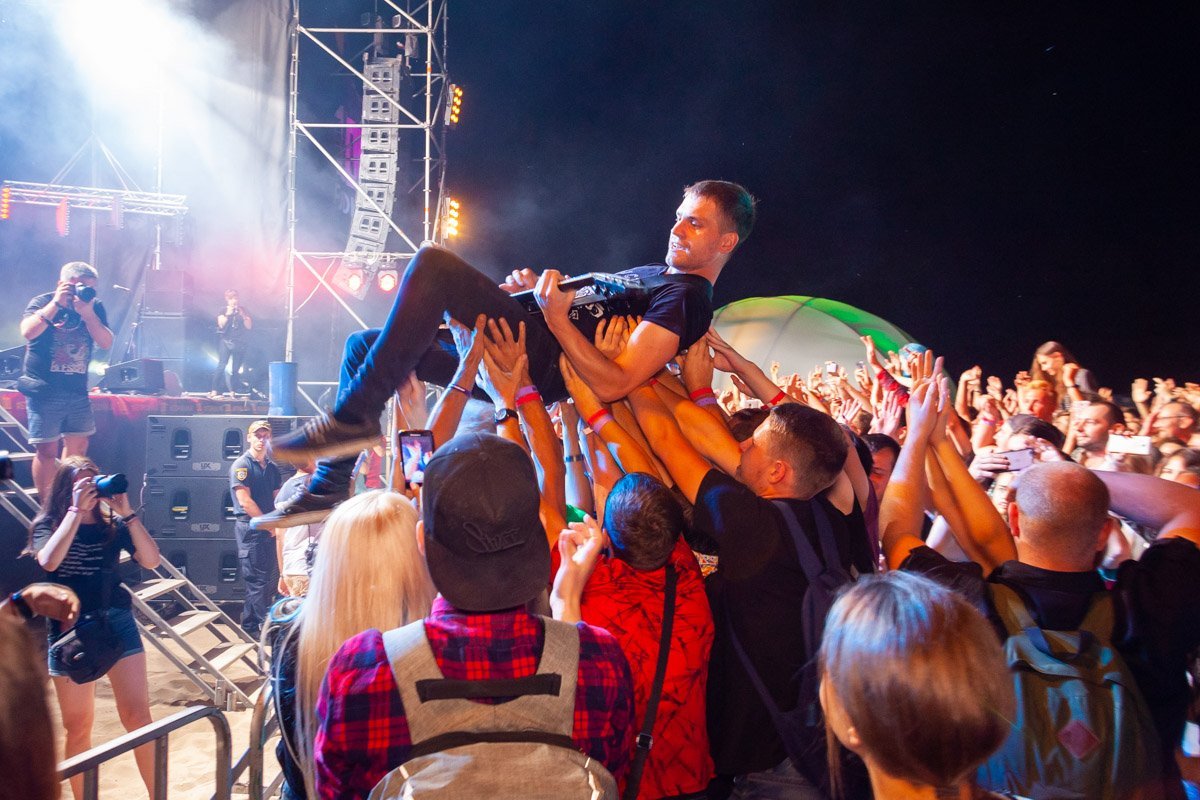 Гитарист группы посреди концерта прыгнул в толпу, продолжая играть