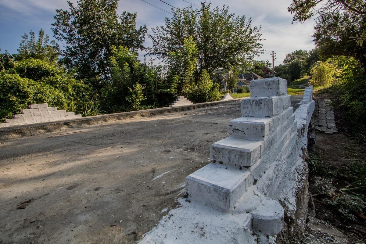 Такие "пирамиды" мужчина придумал установить по бокам моста Такие "пирамиды" мужчина придумал установить по бокам моста