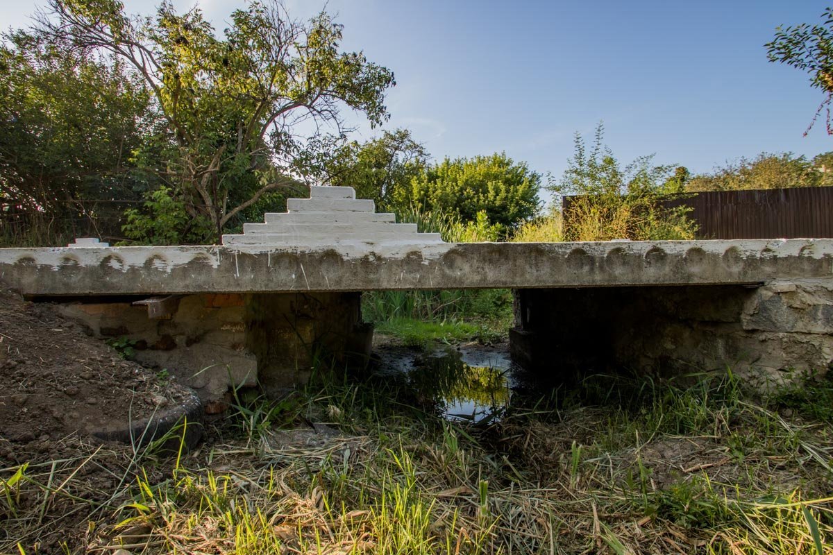 Мост проходит через реку Маячку Мост проходит через реку Маячку