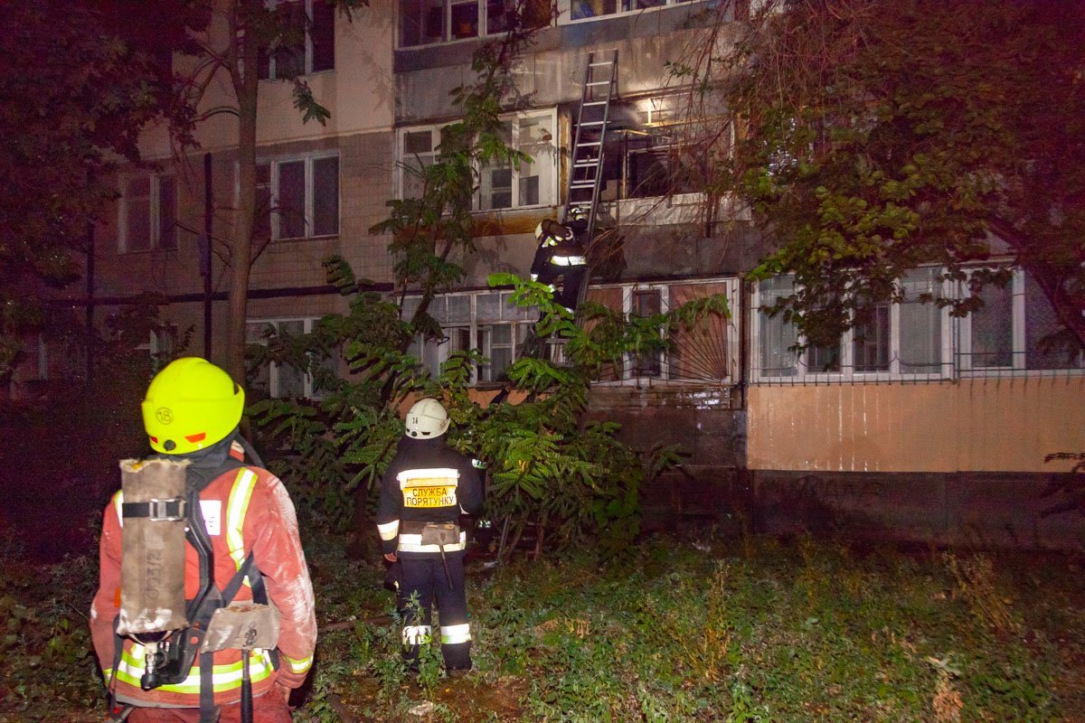 20 человек из подъезда спасатели вывели на улицу