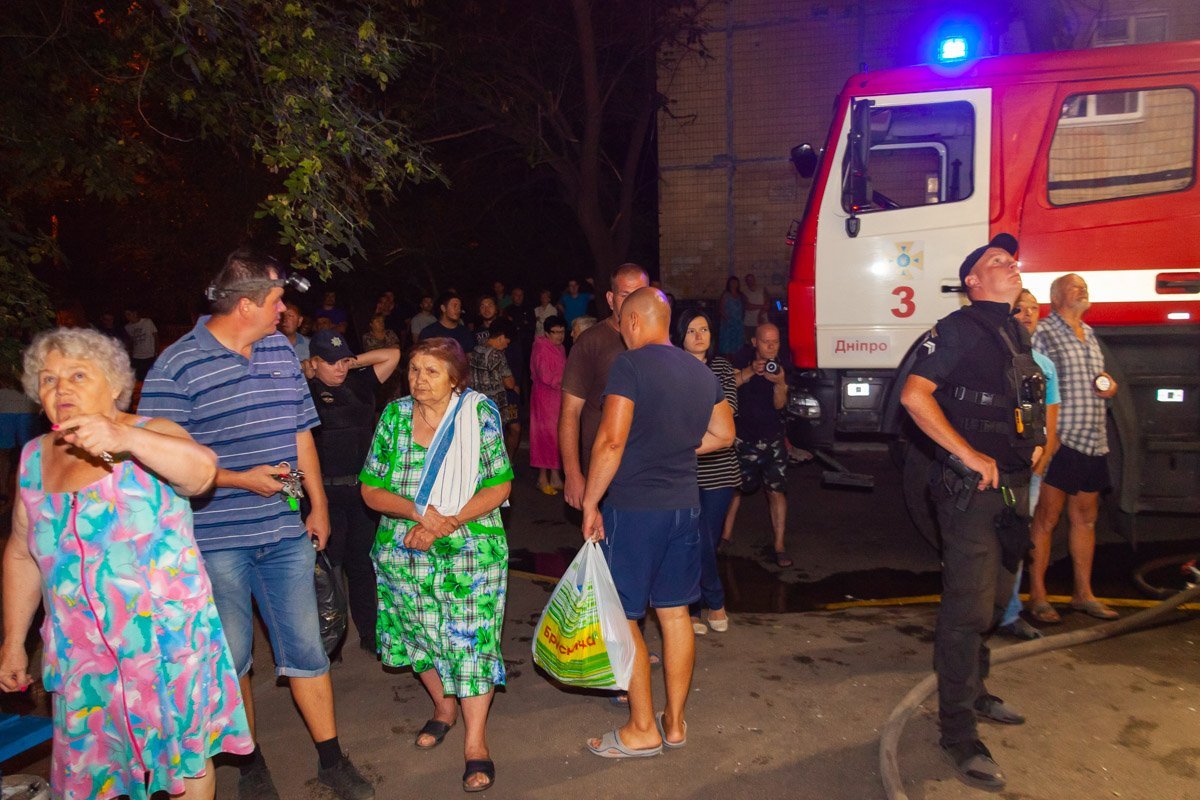 Посмотреть на пожар вышли люди из соседних подъездов