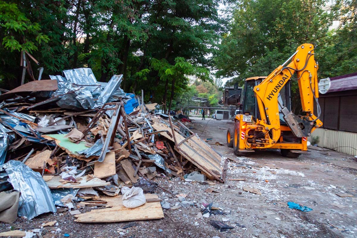 На улице Комбрига Петрова начался демонтаж МАФов На улице Комбрига Петрова начался демонтаж МАФов