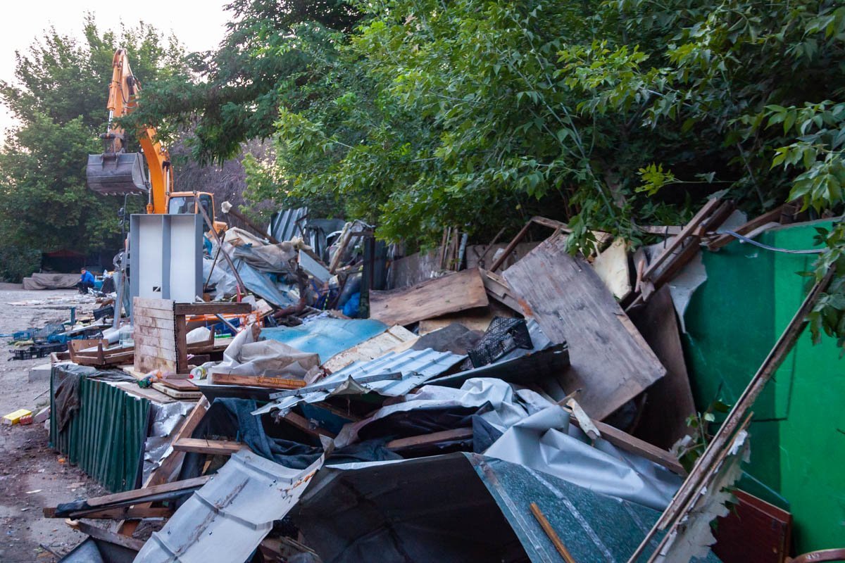За день улицу должны полностью очистить от киосков и мусора За день улицу должны полностью очистить от киосков и мусора