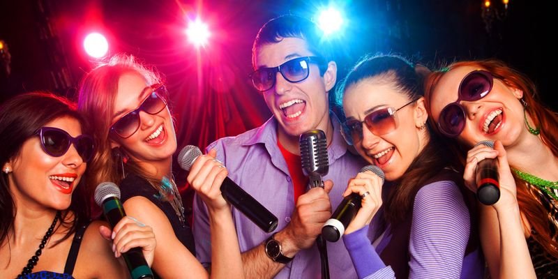 В караоке веселее ходить компаниями В караоке веселее ходить компаниями