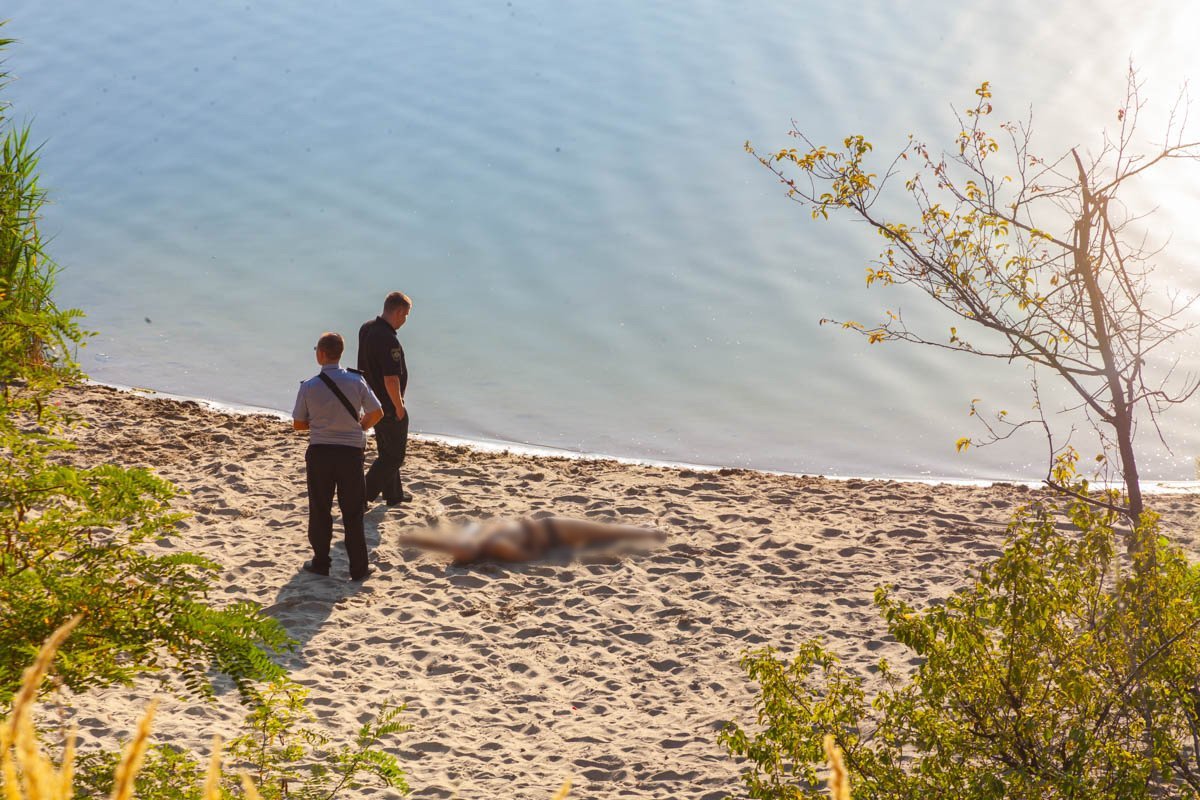 Мужчина отправился утром купаться в озере Мужчина отправился утром купаться в озере