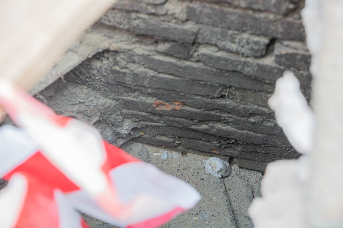 Плитка тротуара провалилась прямо под колесами автомобиля