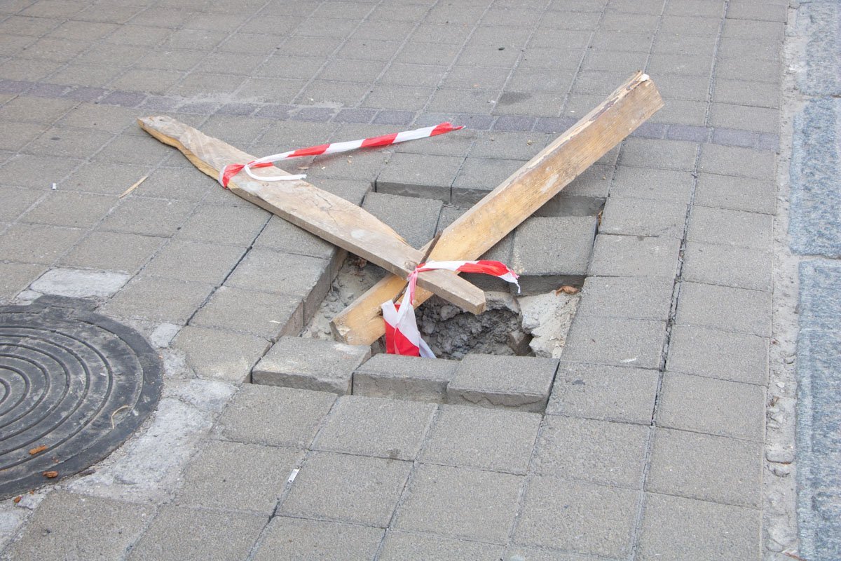 Яму оградили, чтобы в нее не попали другие машины или люди