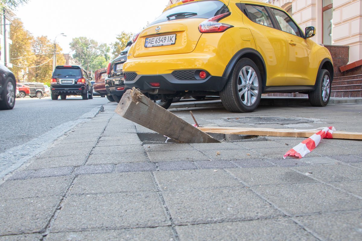Провал образовался на тротуаре, где паркуются автомобили