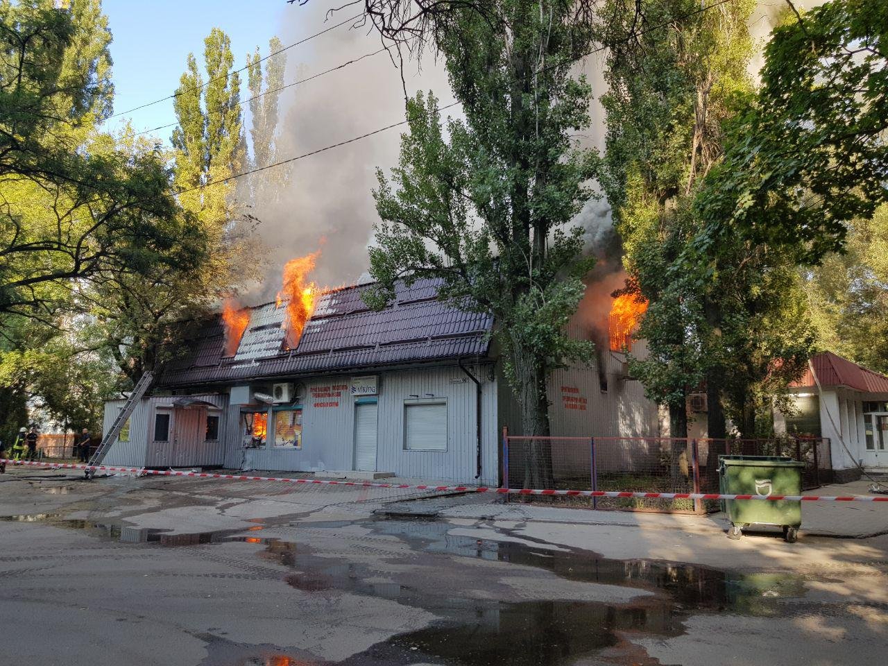 На Калиновой загорелось 2-этажное здание На Калиновой загорелось 2-этажное здание