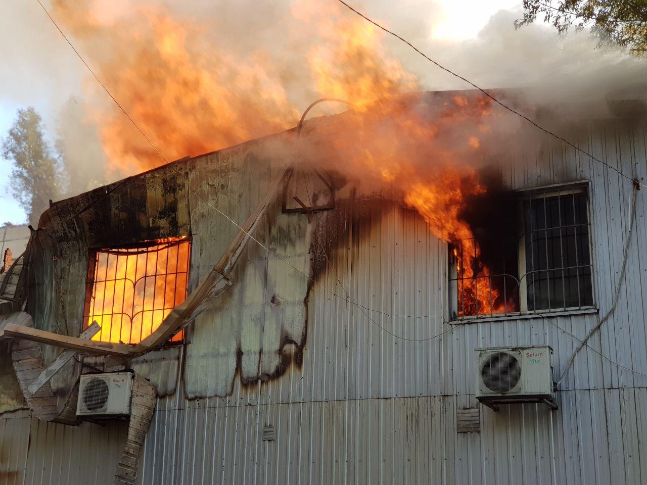 После возгорания огонь быстро распространился по всему зданию После возгорания огонь быстро распространился по всему зданию
