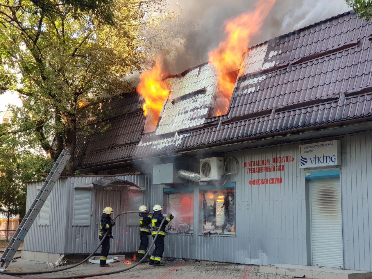 На месте также работают спасатели На месте также работают спасатели