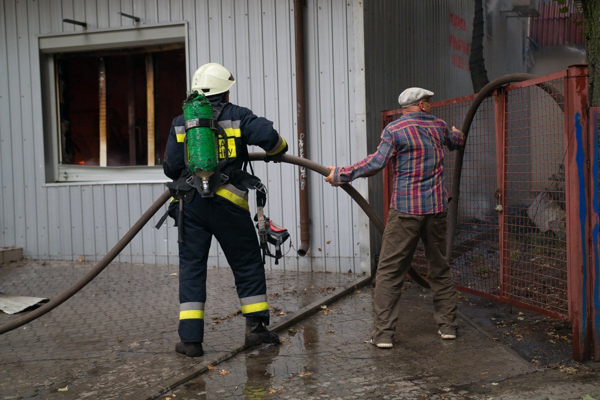 Мужчина помогал чем мог Мужчина помогал чем мог