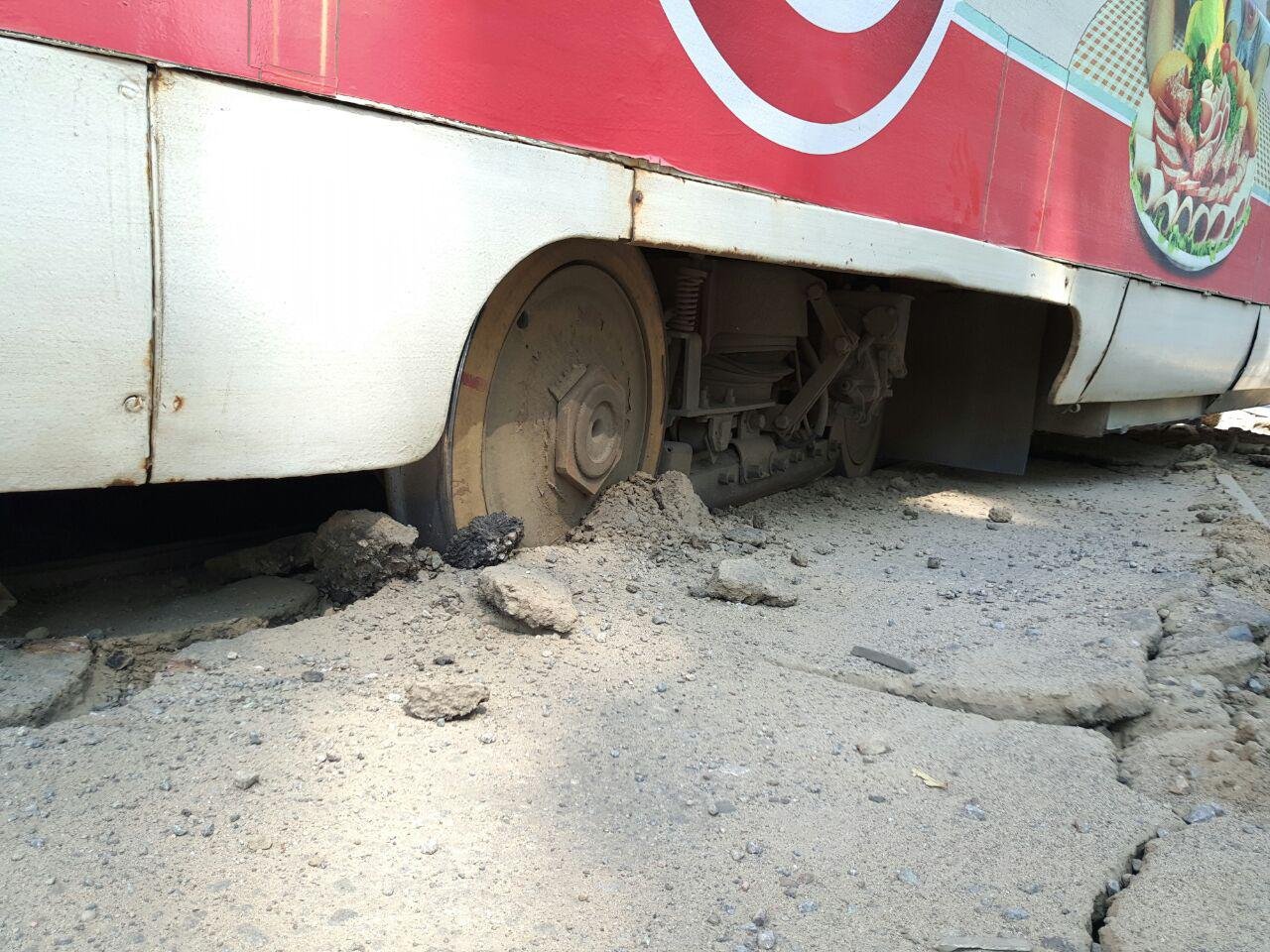 Колесо "зарылось" в асфальт