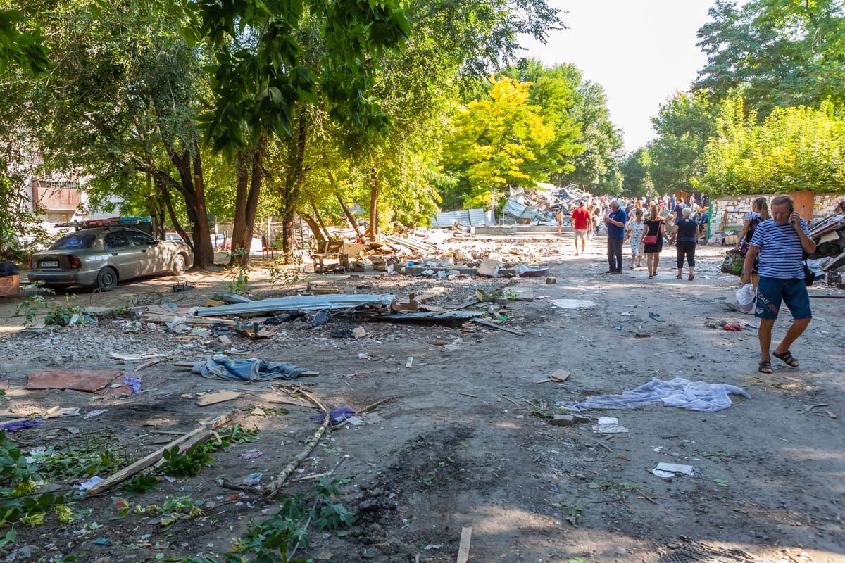 По привычке идешь на рынок, а попадаешь на свалку По привычке идешь на рынок, а попадаешь на свалку