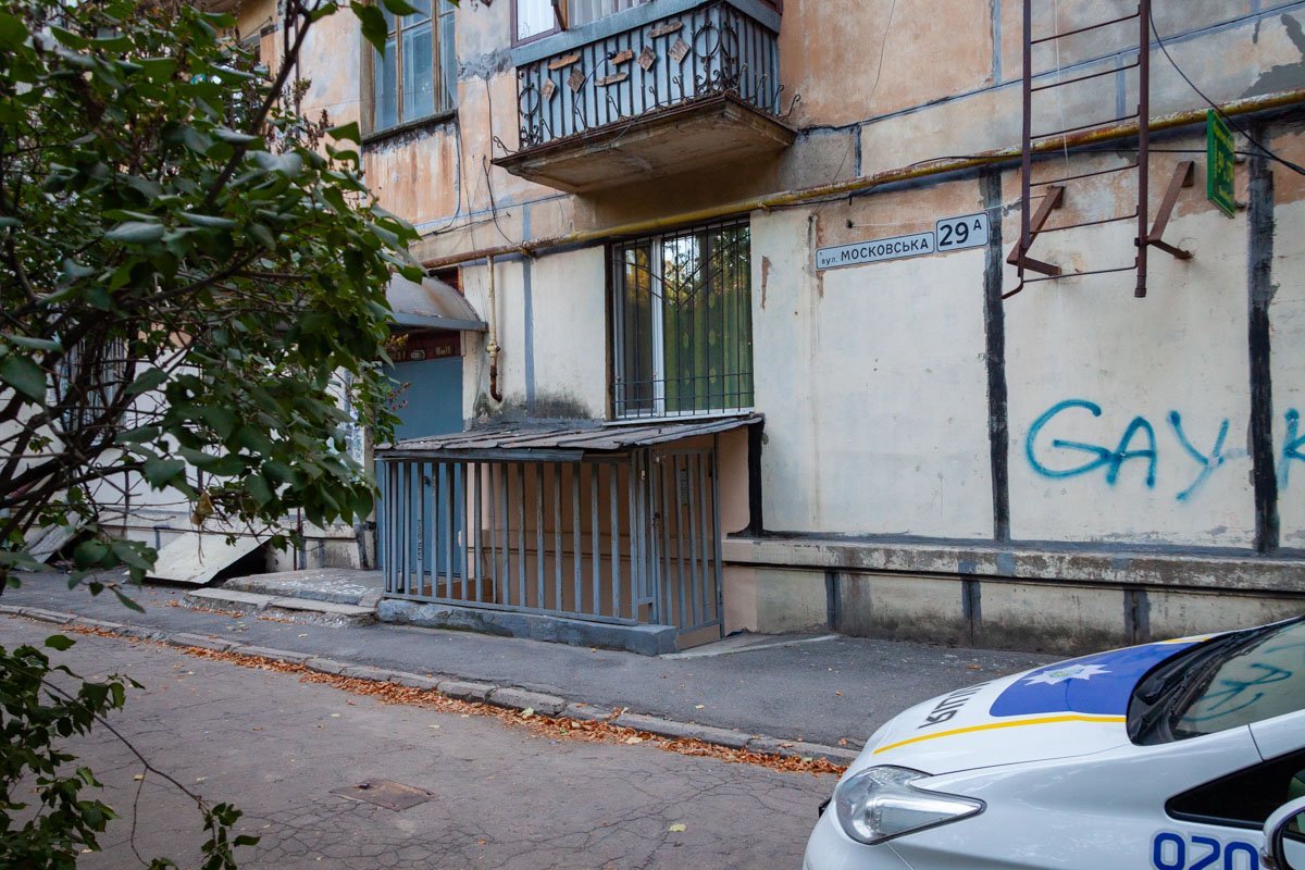 Тело парня увидела женщина, которая выгуливала во дворе собаку