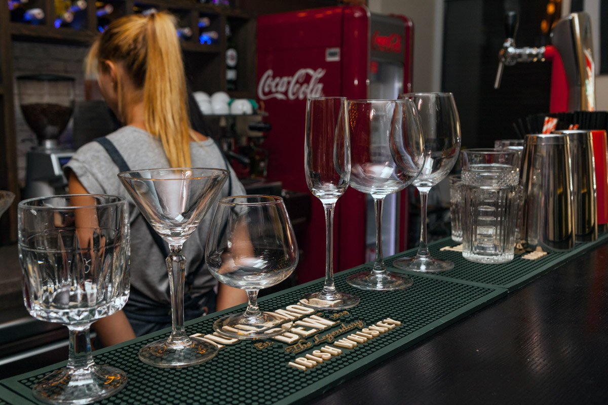 За баром приятные девушки предложат вам алкоголь