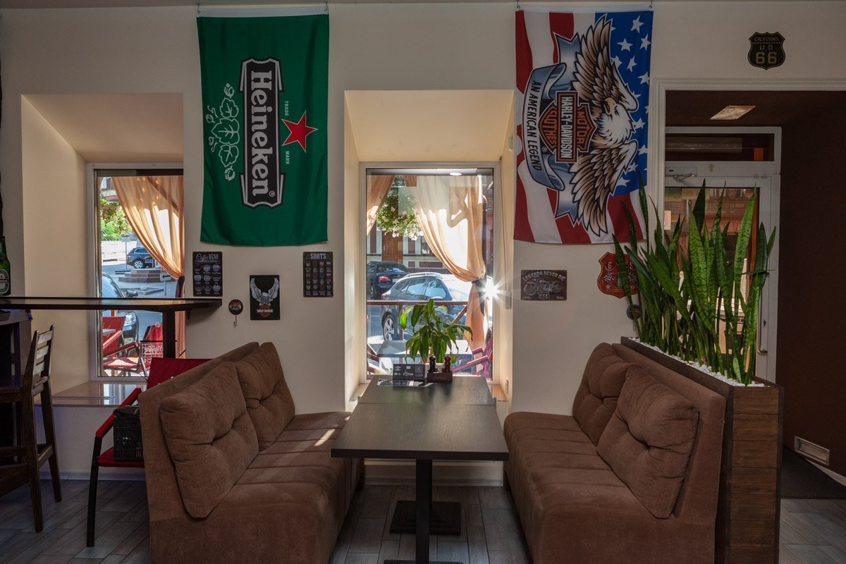 В заведении приятная атмосфера и играет тихая музыка