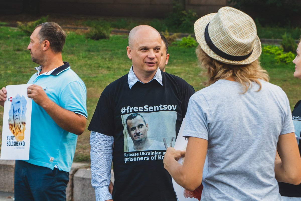 С красочными плакатами на площадь вышли 25 активистов С красочными плакатами на площадь вышли 25 активистов