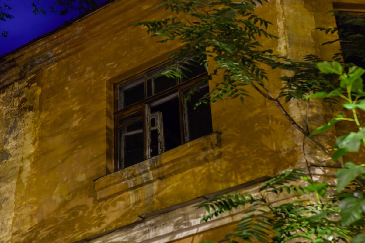 Сторонники сверхъестественного утверждают, что по ночам в окнах здесь можно увидеть призраков