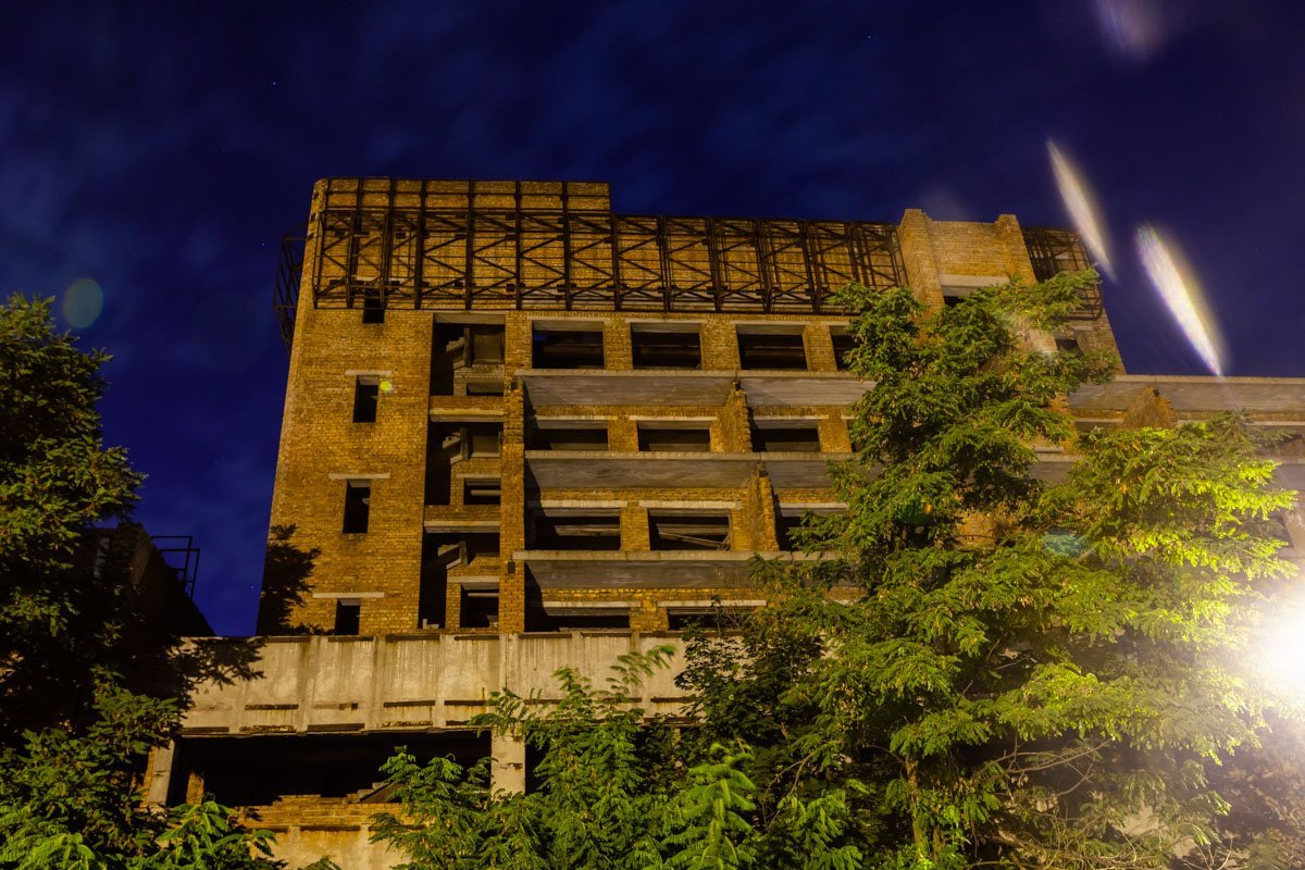 Заброшенное здание на набережной