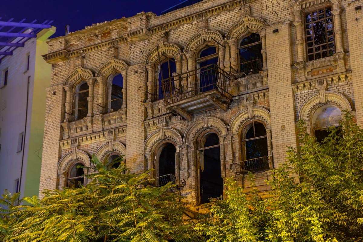 С каждым годом здание понемногу исчезает