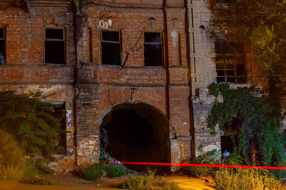 Представители кирпичного стиля принципиально отказывались от штукатурной отделки стен