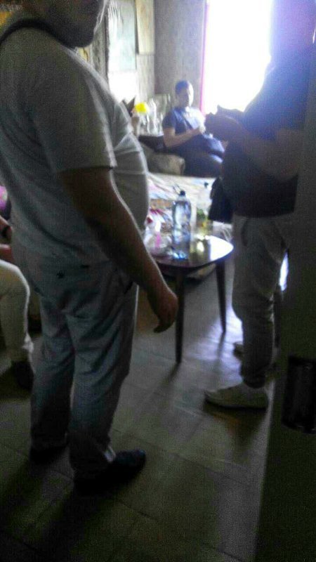 По словам владелицы квартиры, мужчины, вошедшие в дом, ведут себя крайне некорректно По словам владелицы квартиры, мужчины, вошедшие в дом, ведут себя крайне некорректно