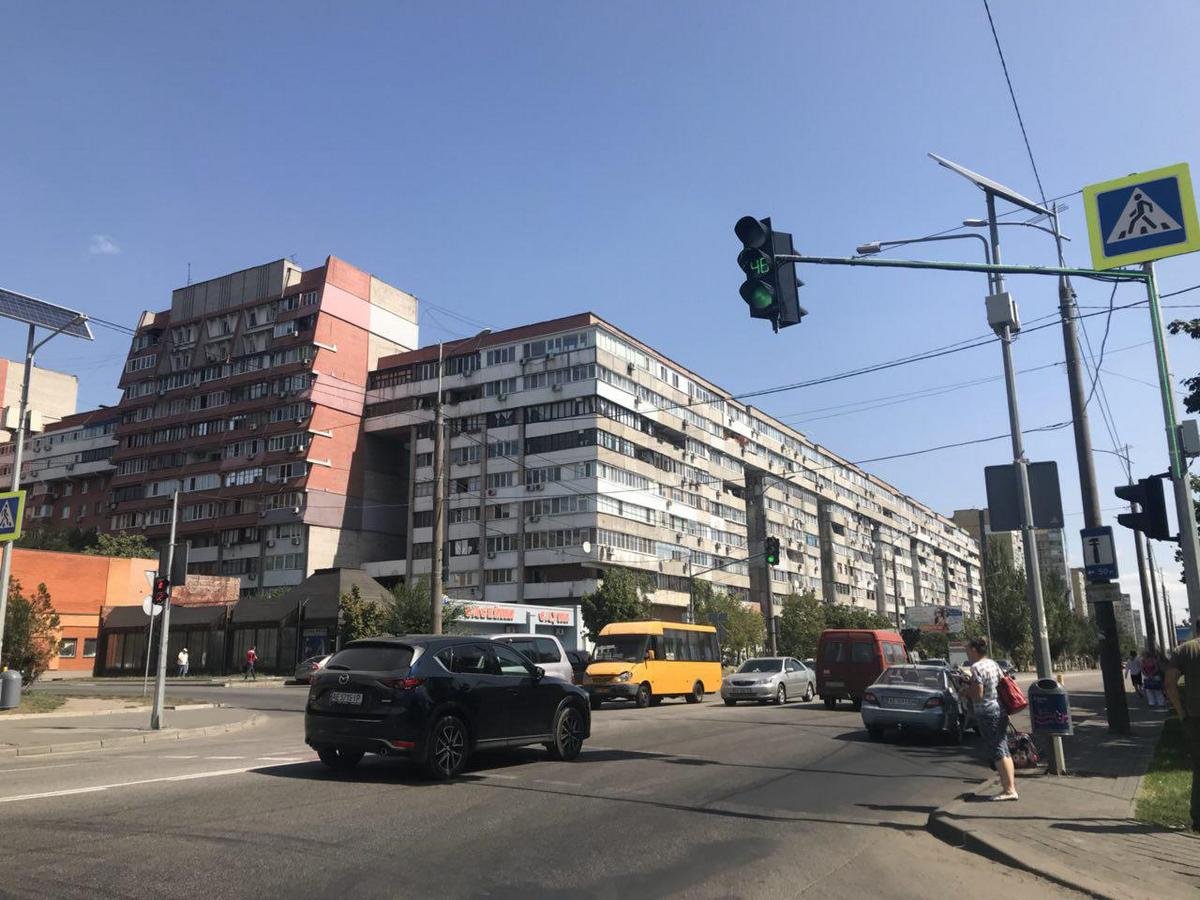 Светофоры с современной светодиодной лентой устанавливают на перекрестках с динамичным трафиком Светофоры с современной светодиодной лентой устанавливают на перекрестках с динамичным трафиком