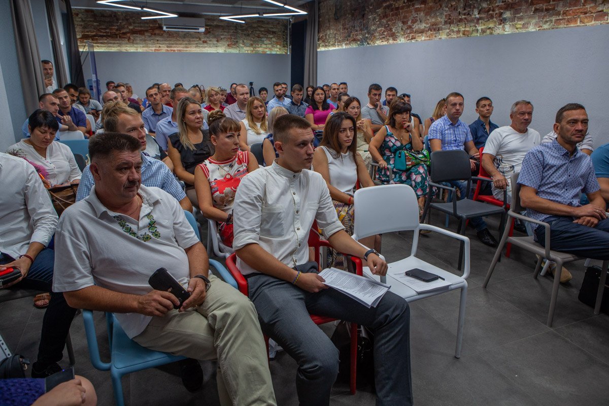 В зале на конференции собралось более 70 человек