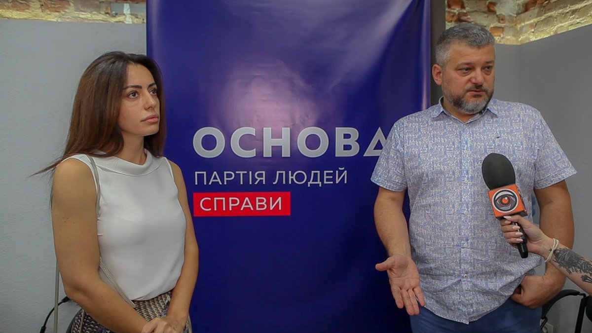 Представители партии "основа" в Днепре - Замина Байрамова и Сергей Логутенко