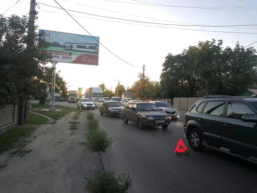 Движение на этом участке дороге затруднено Движение на этом участке дороге затруднено