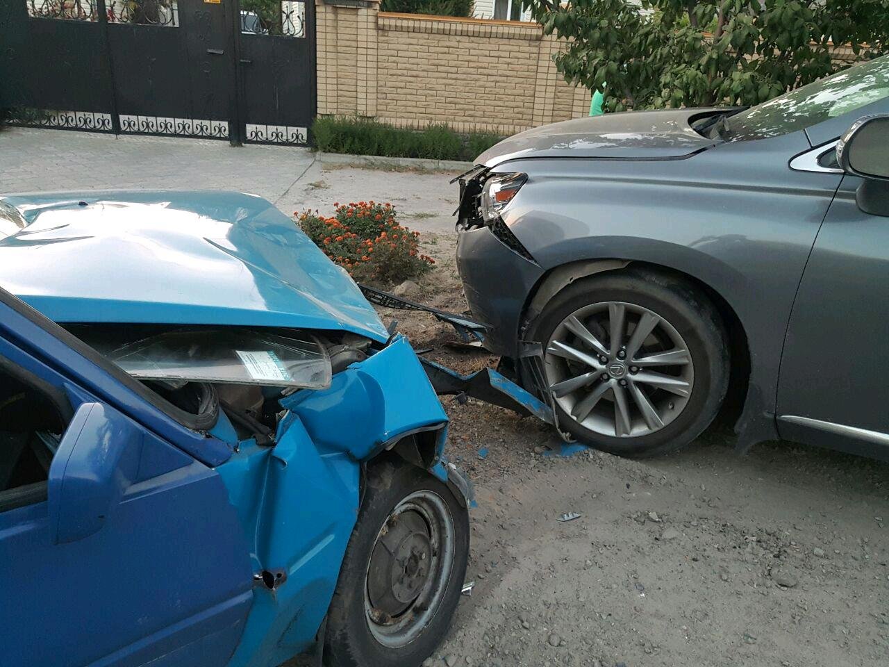 На улице Широкой столкнулись "Таврия-Пикап" и Lexus На улице Широкой столкнулись "Таврия-Пикап" и Lexus