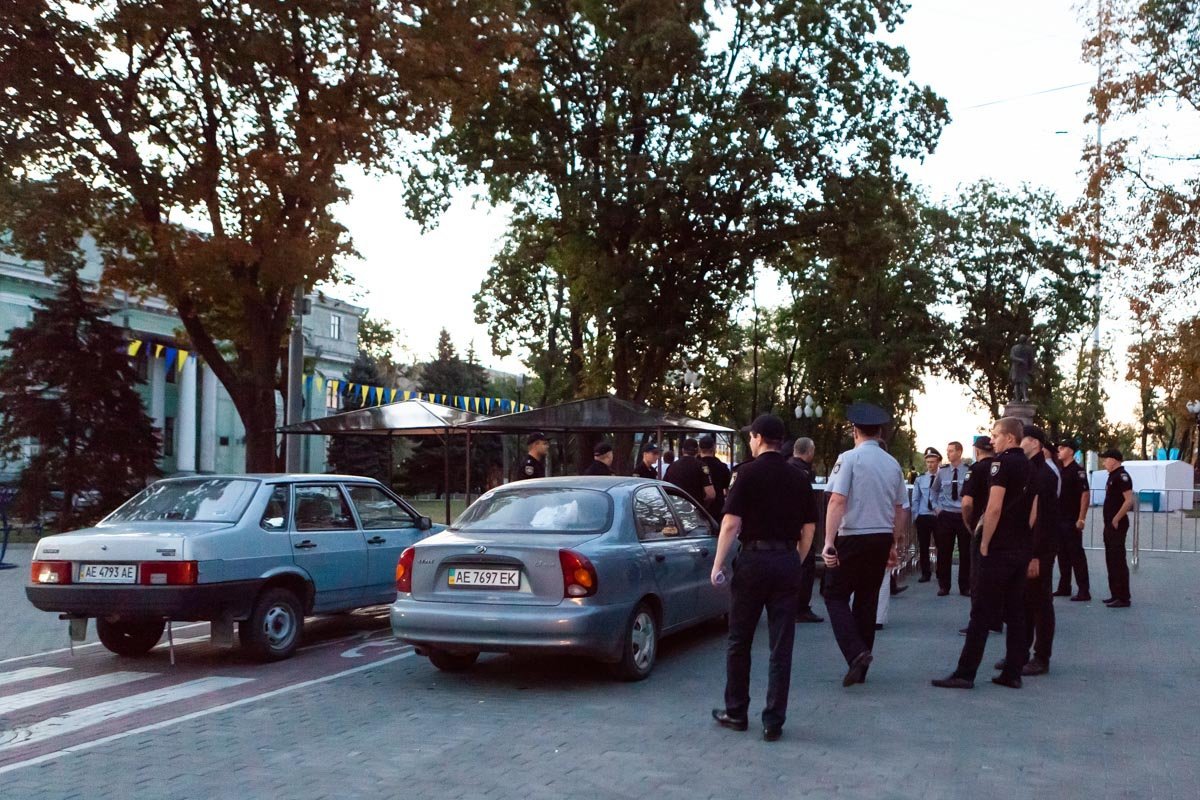 На проспекте Яворницкого собирается большое количество правоохранителей На проспекте Яворницкого собирается большое количество правоохранителей