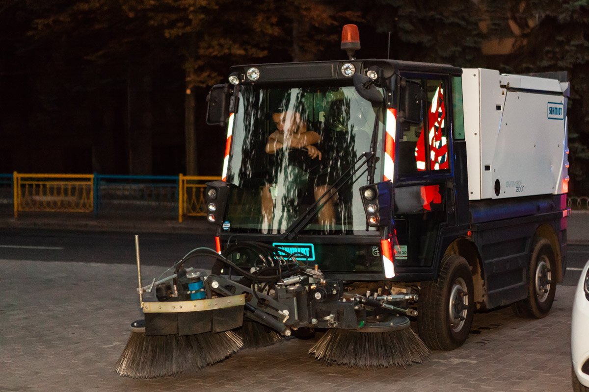 Работники коммунальных служб вышли на уборку с самого утра Работники коммунальных служб вышли на уборку с самого утра