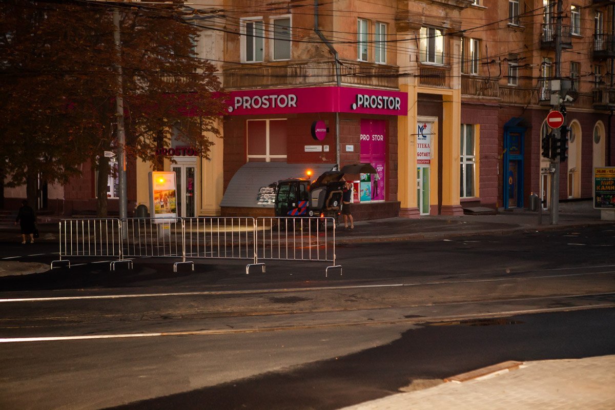 Подметально-уборочные машины вычищают проезжую часть от мусора Подметально-уборочные машины вычищают проезжую часть от мусора