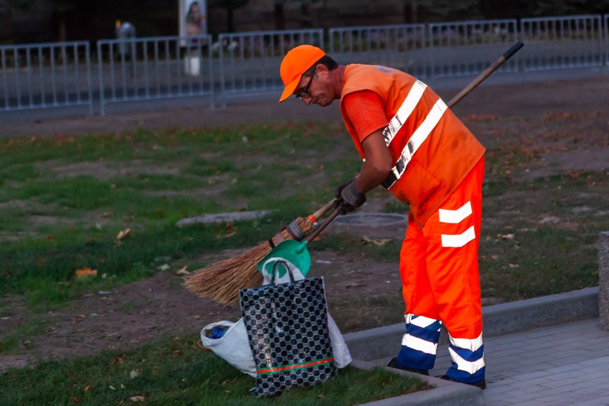 Дворники оборудованы "спецтехникой"  Дворники оборудованы "спецтехникой"