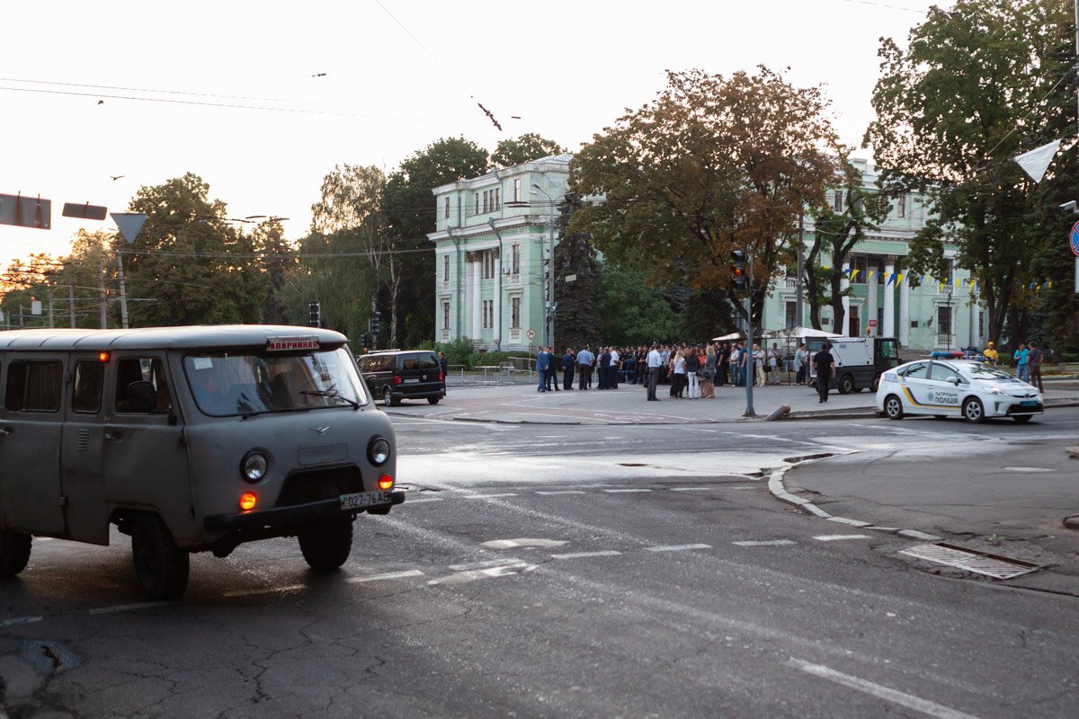 Проспект Яворницкого перекрыт до 10:00 Проспект Яворницкого перекрыт до 10:00