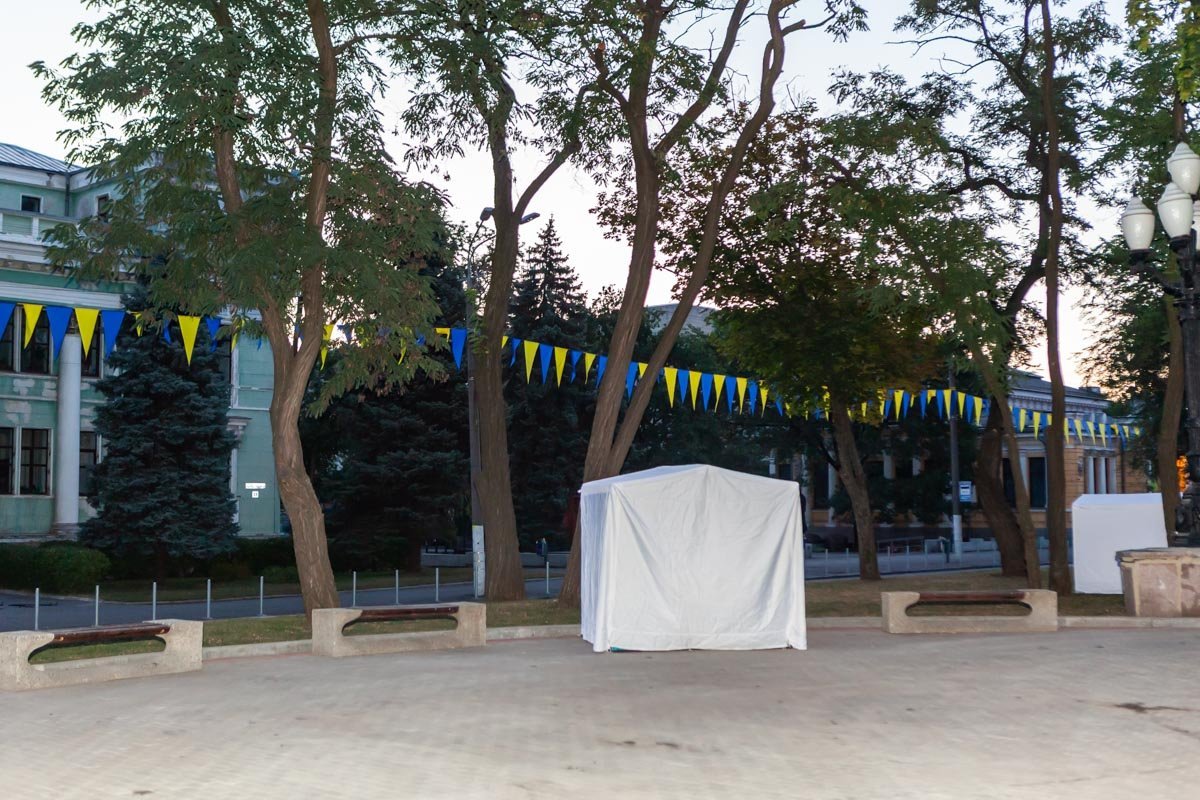 Вдоль аллеи поставили белые палатки  Вдоль аллеи поставили белые палатки