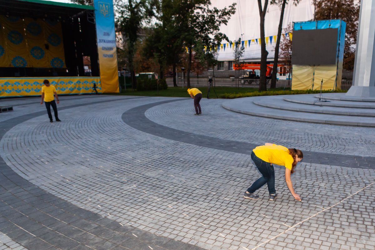 Возле самого флагштока рисуют разметку для флешмоба Возле самого флагштока рисуют разметку для флешмоба