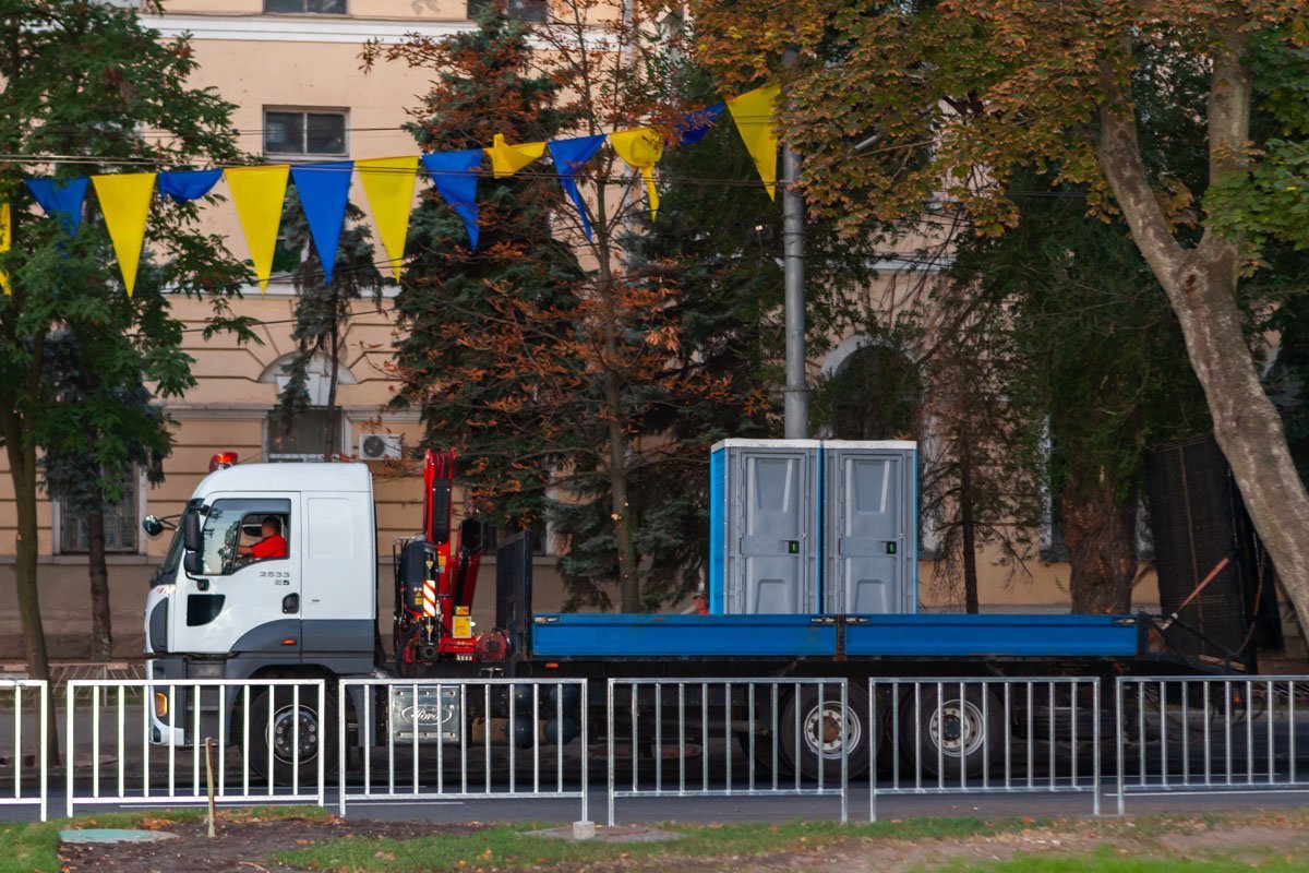 Привезли туалетные кабинки Привезли туалетные кабинки