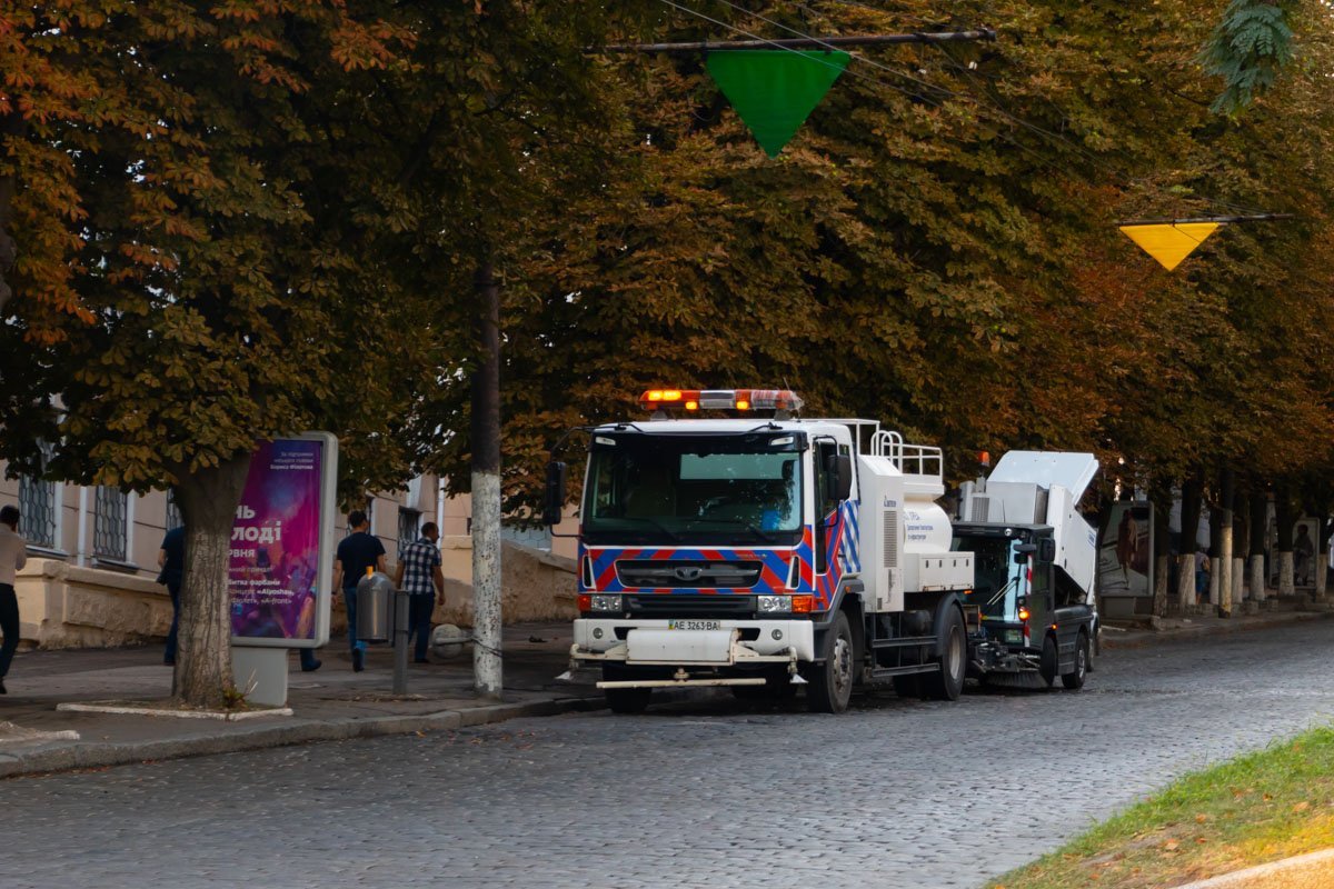 Уборочная техника на углу Владимира Вернадского Уборочная техника на углу Владимира Вернадского