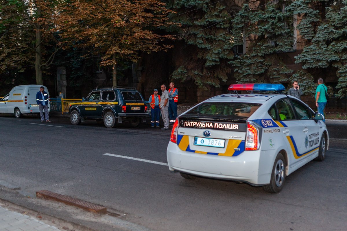 На месте также дежурят аварийные службы На месте также дежурят аварийные службы