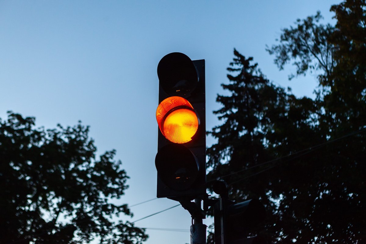 Светофоры работают в режиме желтого мигающего сигнала Светофоры работают в режиме желтого мигающего сигнала