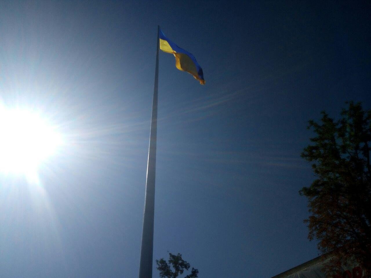 Теперь новый стяг украшает город