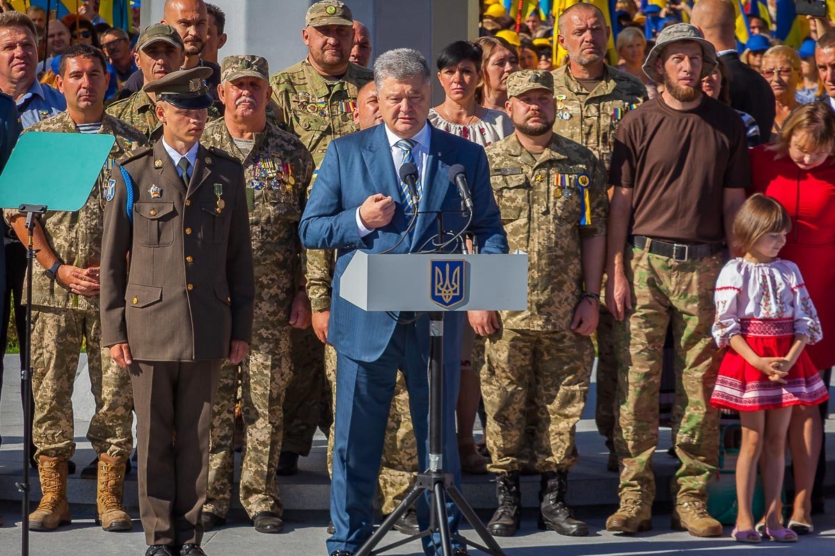 Порошенко извинился за невыполненные обещания Порошенко извинился за невыполненные обещания