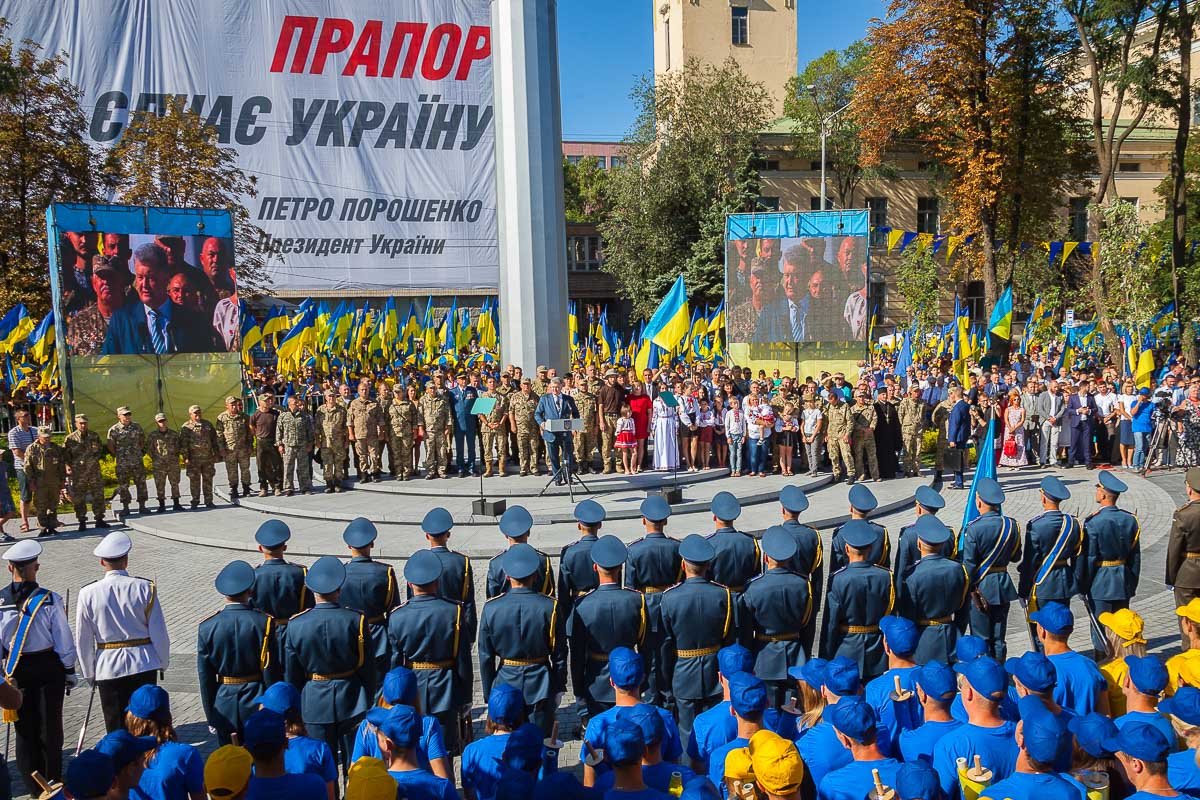 Порошенко выступил с речью перед горожанами Порошенко выступил с речью перед горожанами