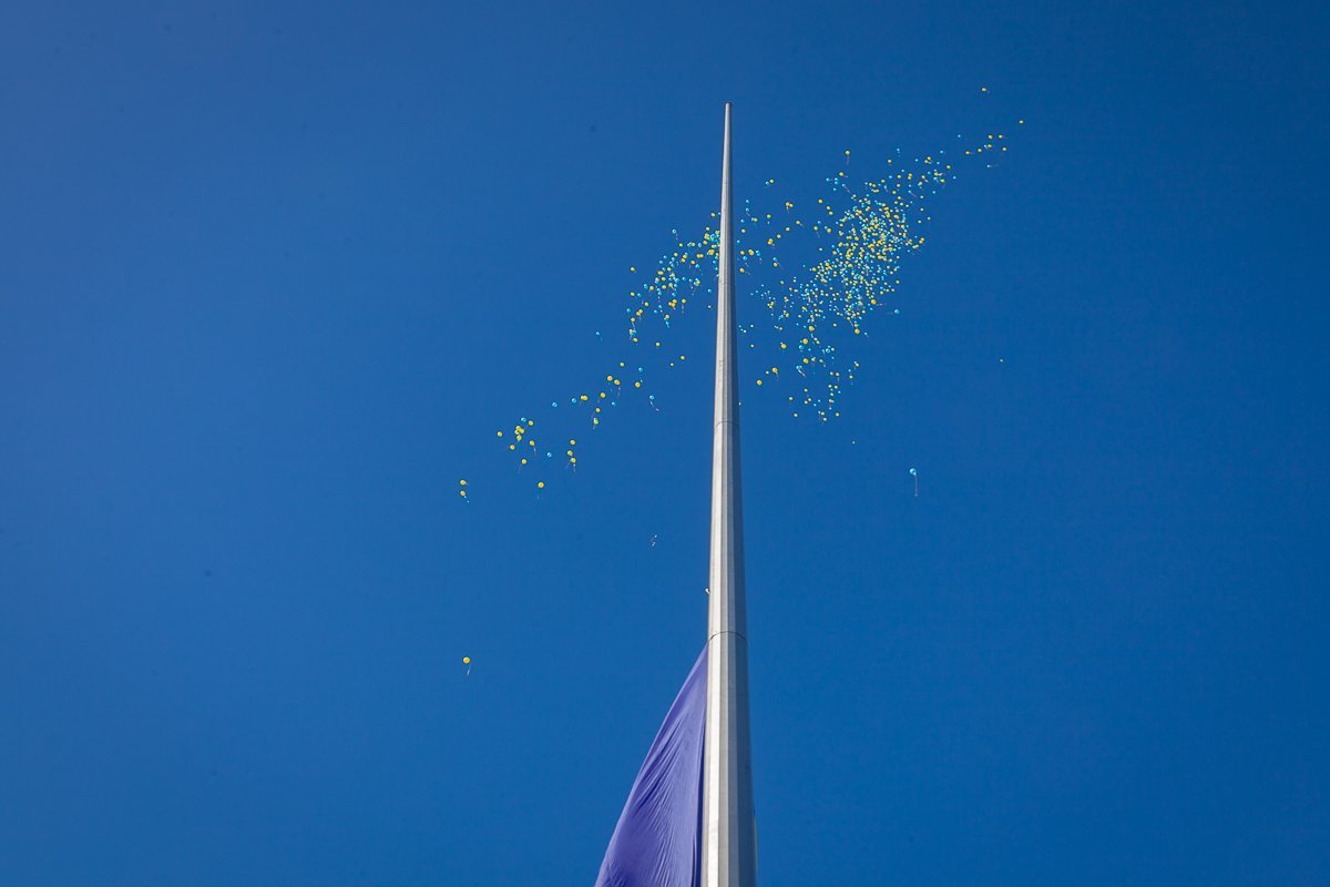 В небо запустили сине-желтые шарики В небо запустили сине-желтые шарики