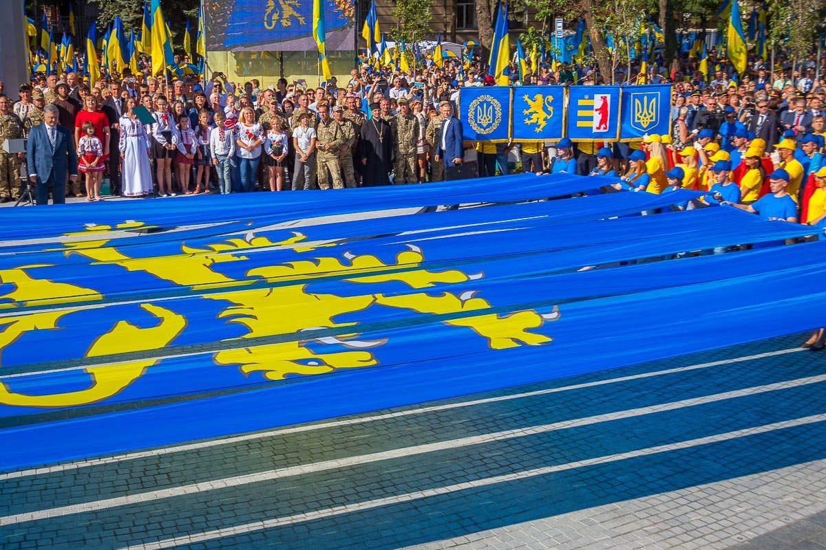 После поднятия флага Президент принял участие в флешмобе После поднятия флага Президент принял участие в флешмобе