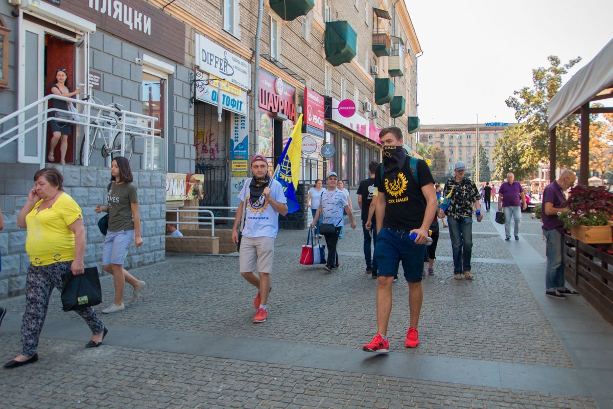 Всех небезразличных к судьбе города жителей, которые пришли подержать акцию, разделили на группы Всех небезразличных к судьбе города жителей, которые пришли подержать акцию, разделили на группы