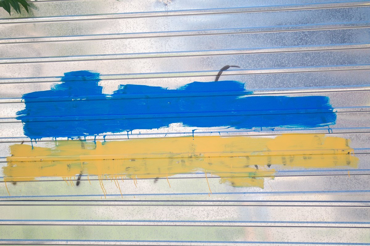 Надписи закрашивали голубой и желтой красками Надписи закрашивали голубой и желтой красками